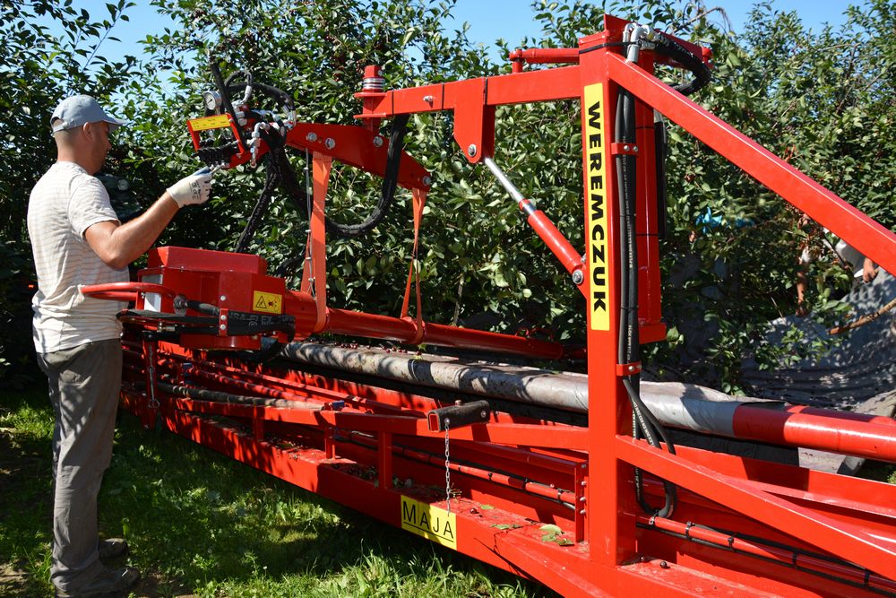 machine-for-harvesting-cherries-plums